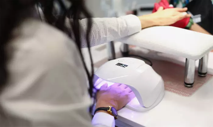 Manicura o pedicura clásica con esmaltado normal o semipermanente