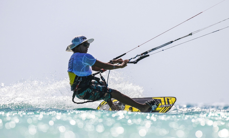 Image 3: ¡Surca las olas con estilo! Curso privado de iniciación al kitesurf