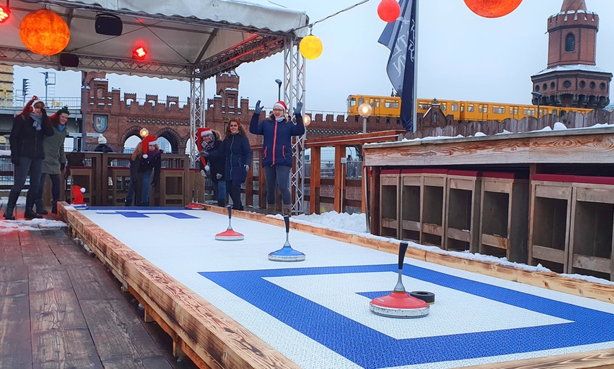 Image 4: 1 Std. Eisstockschießen für bis zu 8 Personen in 4 Locations in Berlin