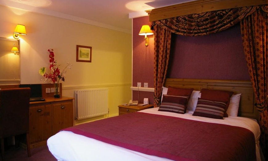 Image 3: Surrey: Double or Twin Room with Breakfast