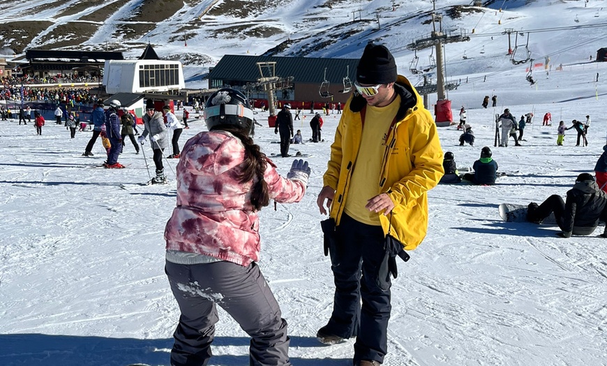 Image 8: Deslízate como un pro: clases de esquí o snow con material incluido