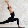 Image 1: Beweeg, adem en bloei met deze inspirerende yoga- en pilateslessen