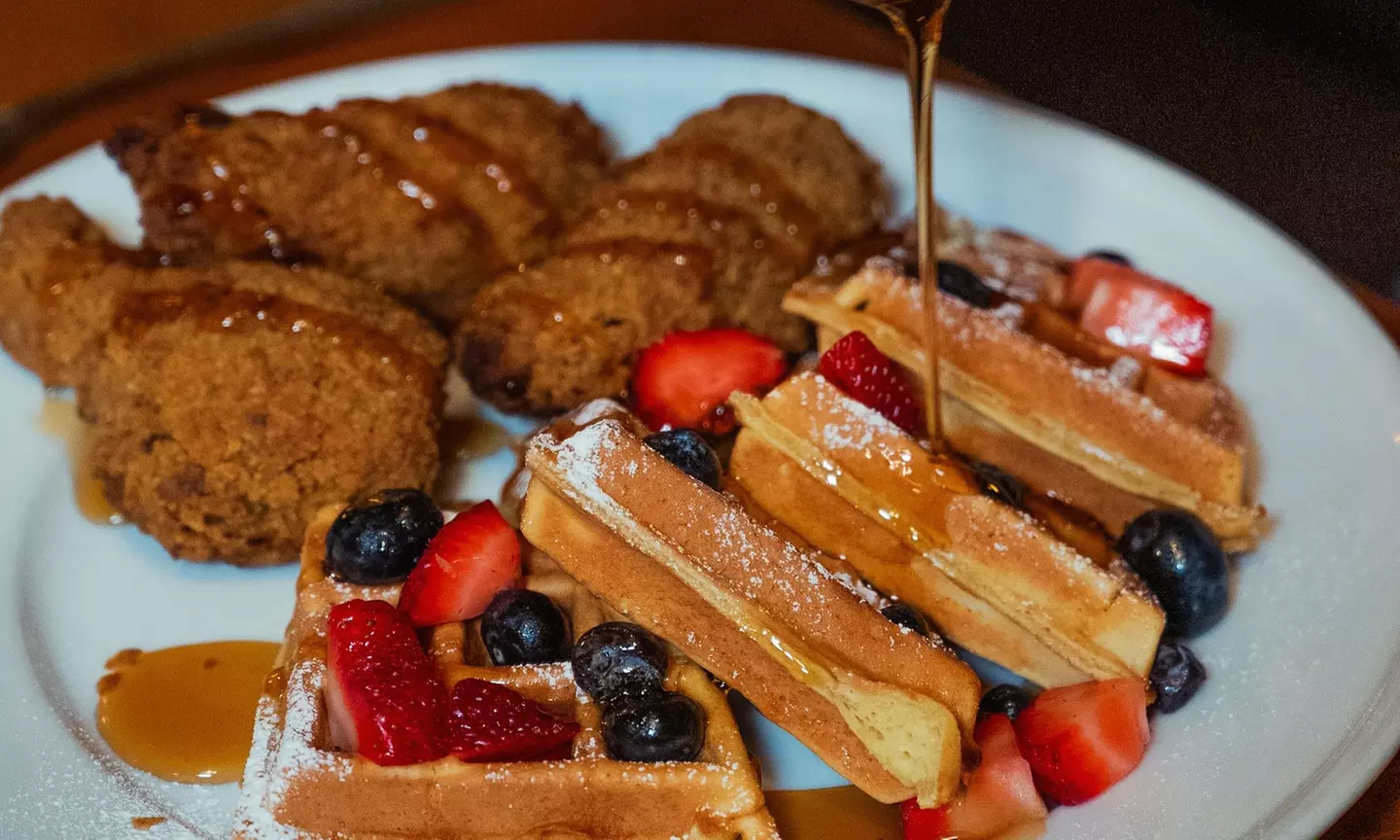 Enjoy American Cuisine w/ Bottomless Brunch or 3-Course Dinner for 2