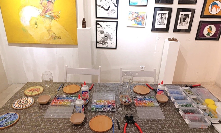 Image 3: Taller de posavasos de mosaico en galería de arte en Madrid centro
