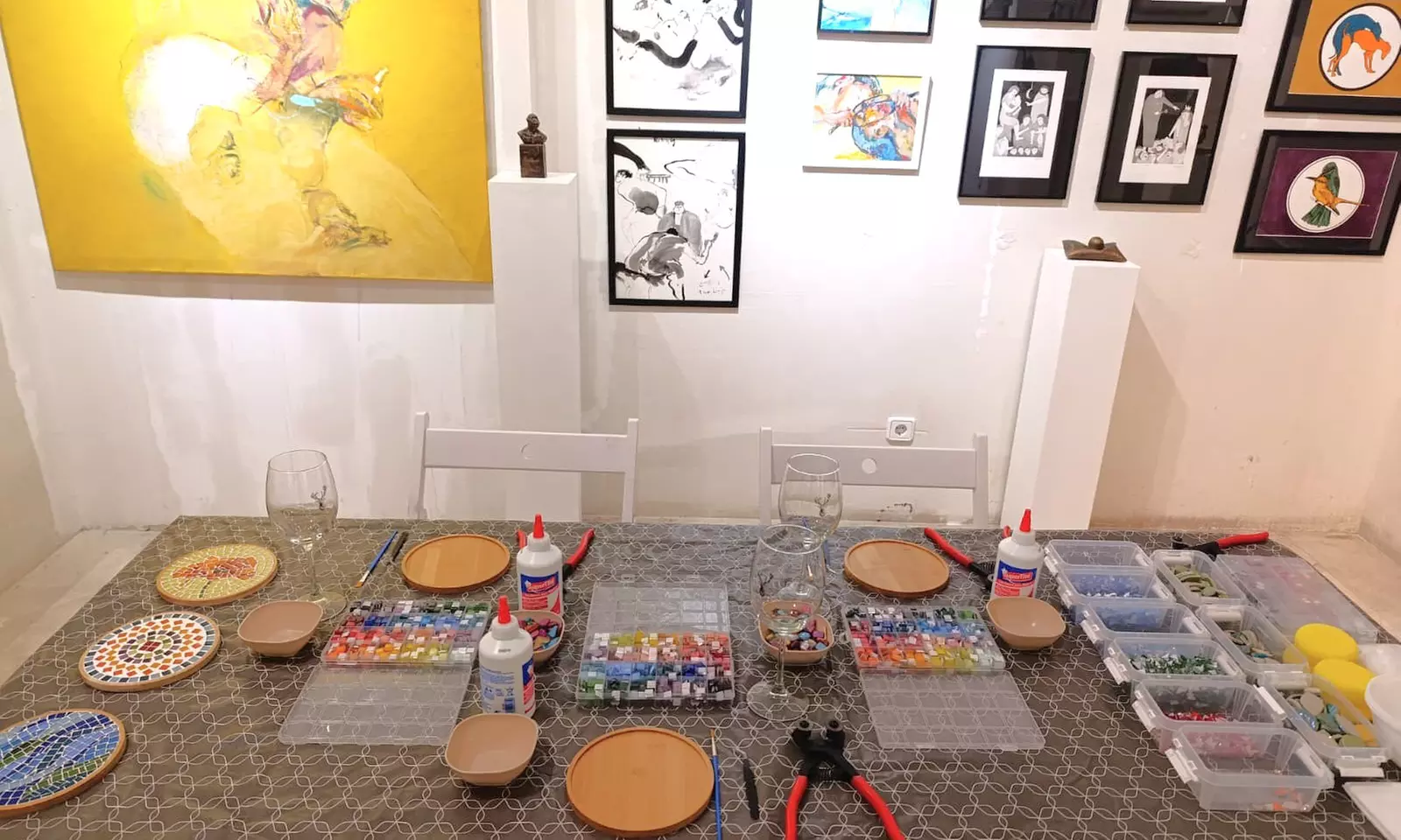 Taller de posavasos de mosaico en galería de arte en Madrid centro