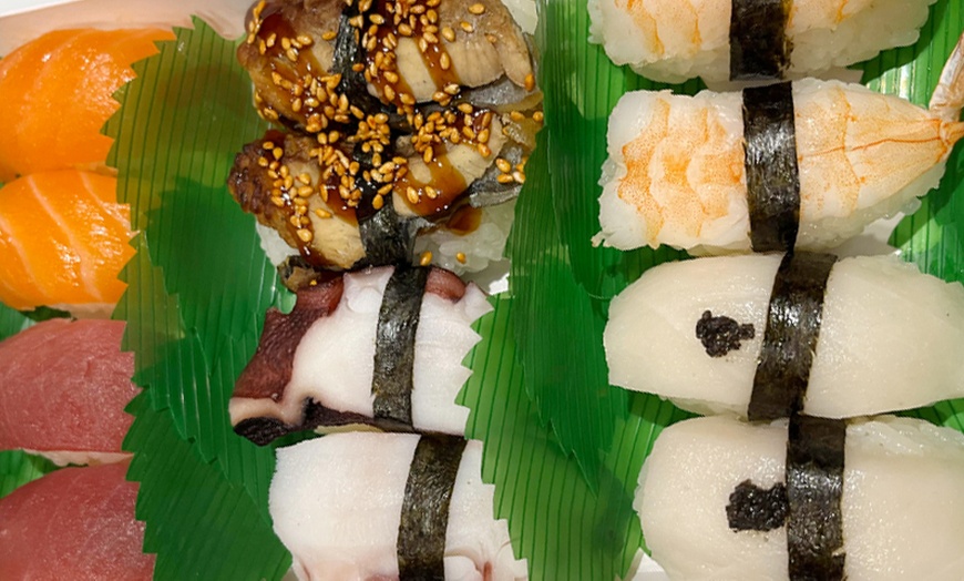 Image 7: Saborea la gastronomía japonesa con un menú de sushi para 2 o 4