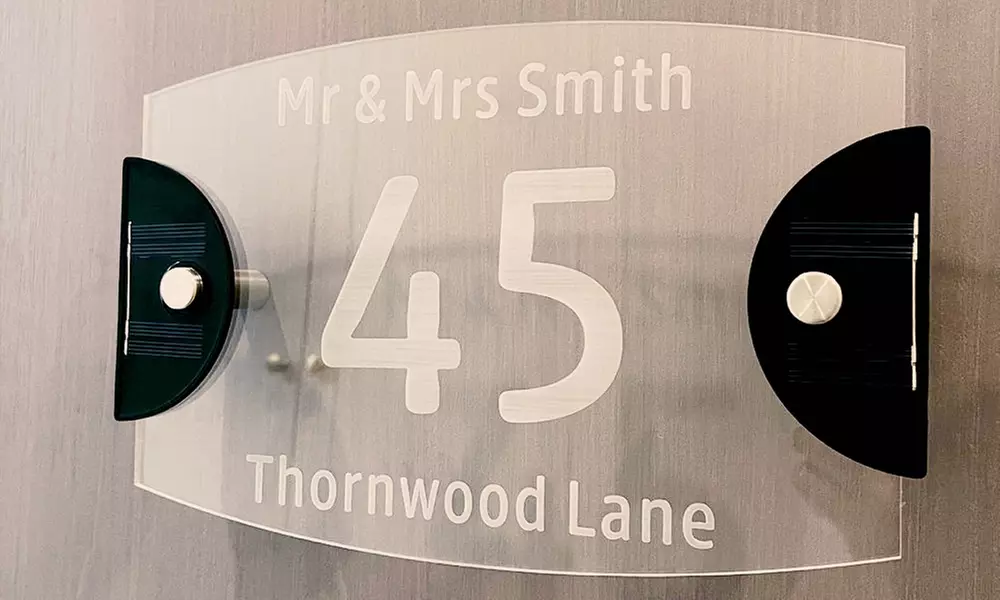 Decoración con estilo: 1 o 2 letreros de casa cargados con luz solar