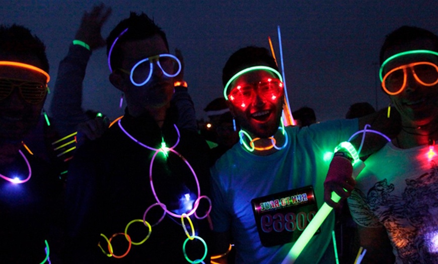 Image 5: 100 Glow Stick Bracelets 