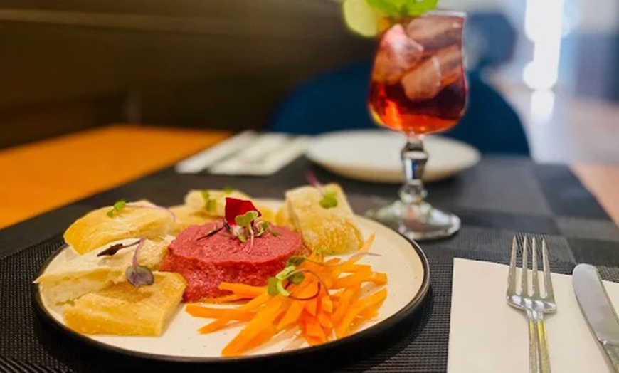 Image 4: Menú con entrantes, principales, postres y bebidas