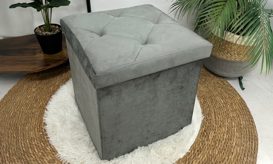 Image 21: Eleganter, gepolsterter Samt-Pouf mit Stauraum