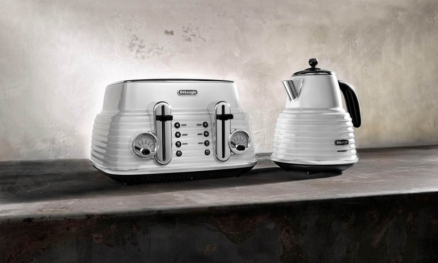 Image 6: DeLonghi Kettle and Toaster Set