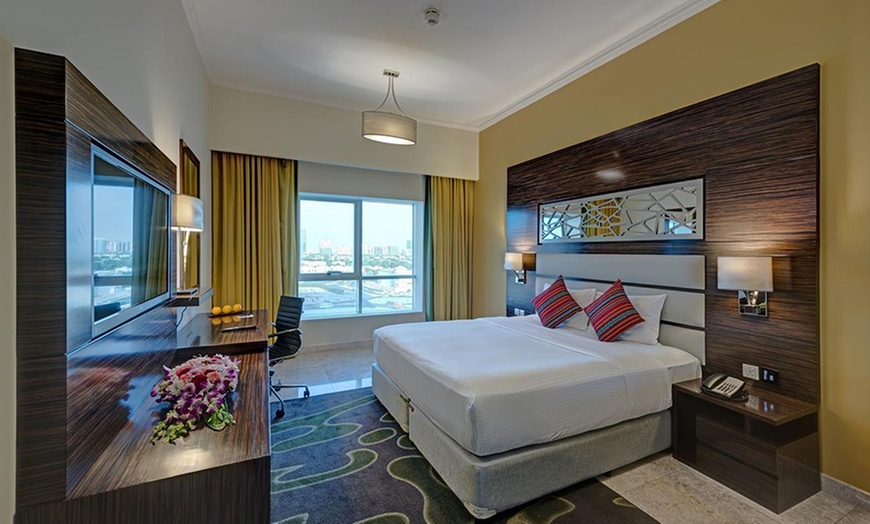 Image 5: Dubai: Up to 1-Month 5* Stay