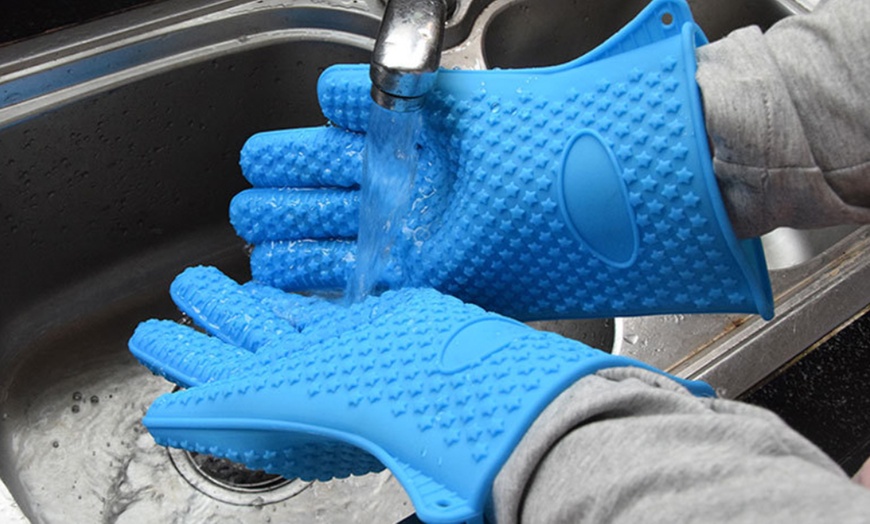 Image 2: One or Two Pairs of Kitchen Gloves