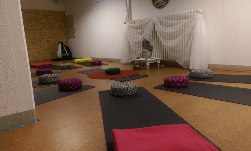 Image 2: Hatha-Yoga-Kurs