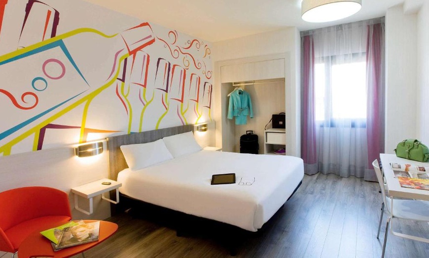 Image 5: Madrid: Double Room with Welcome Drink