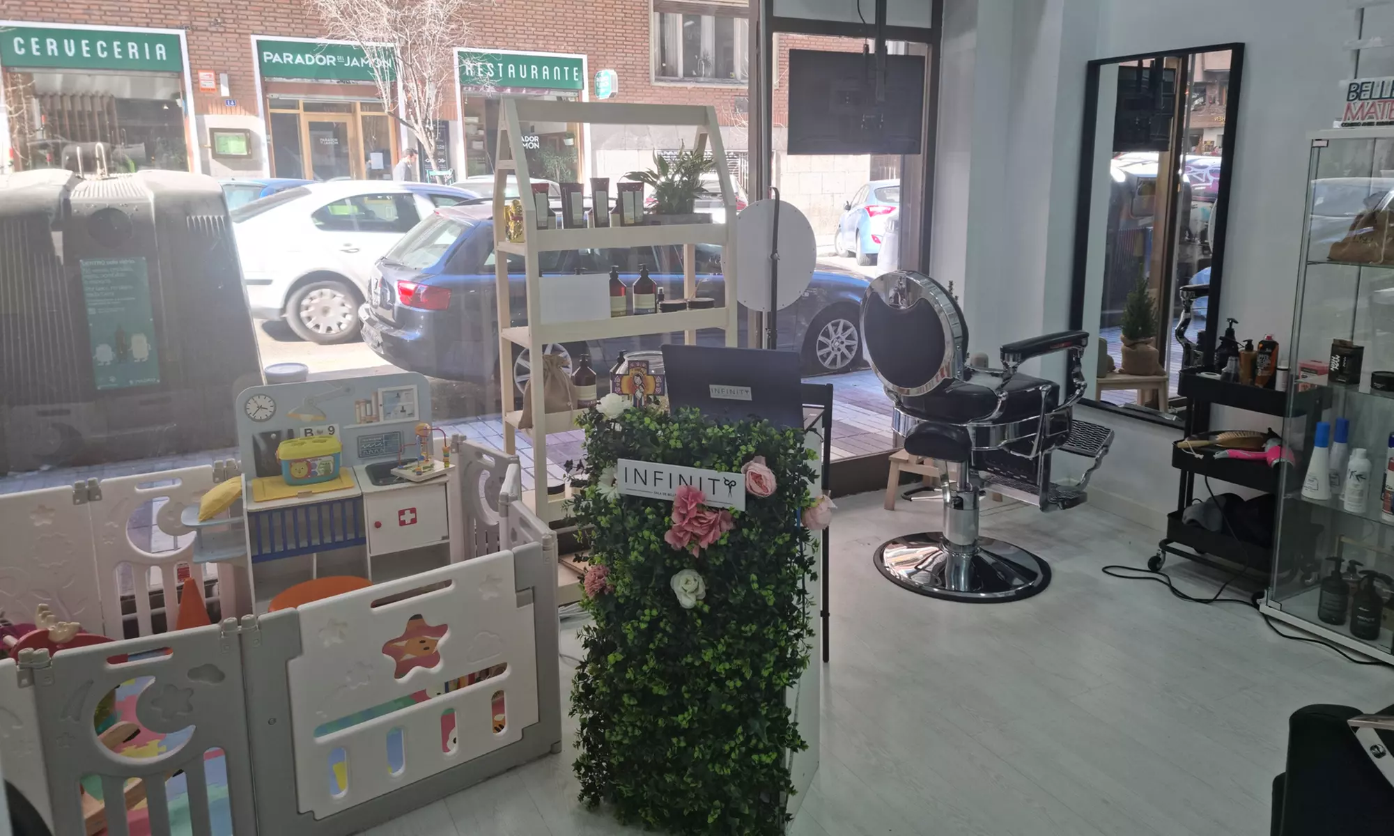 Corte, hidratación y opción a color en peluquería para toda la familia