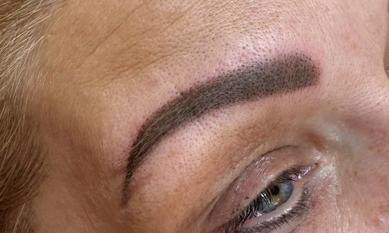 Microblading, Ombre/Powder Brows oder Kombi-Brows inkl. Nachbehandlung
