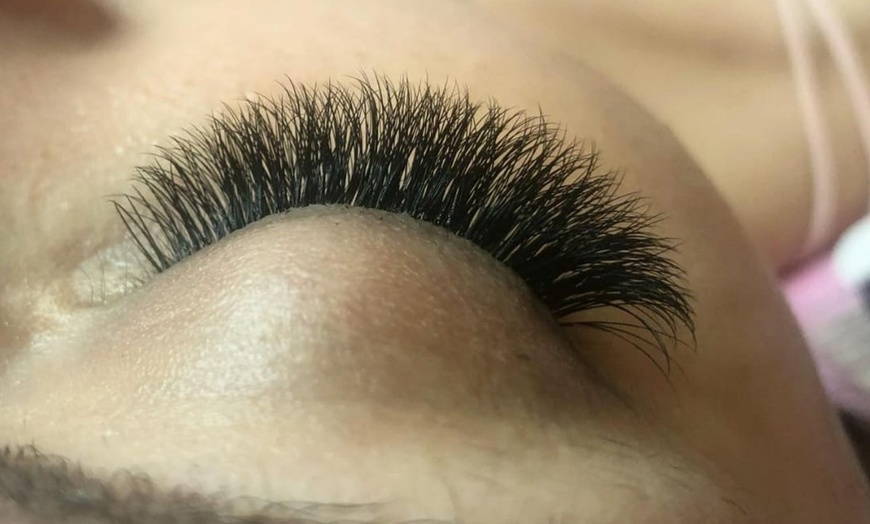 Image 3: Transform Look: Exclusive Voucher for Stunning Eyelash Extensions!