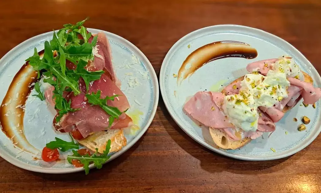 Brunch o merienda para 2 o 4 personas con platos salados, dulces, bebidas frías y calientes, ahorra hasta un 31% - Primary Image