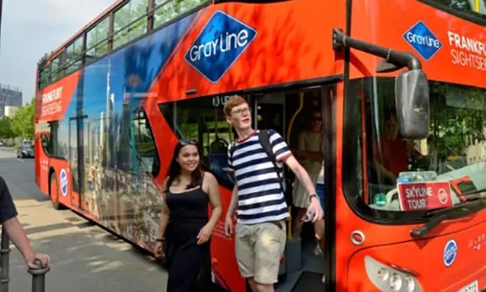 2 Std. Hop-on Hop-off Grande Stadtrundfahrt in Frankfurt – 1-4 Pers.