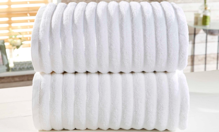 Image 3: 600gsm Zero-Twist Bath Sheet or Towel Bale