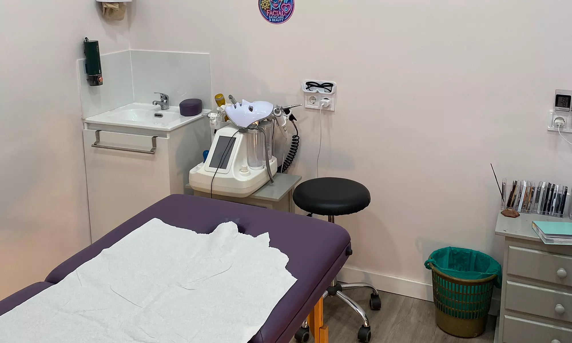 Diseño y depilación de cejas y rostro con hilo para una persona