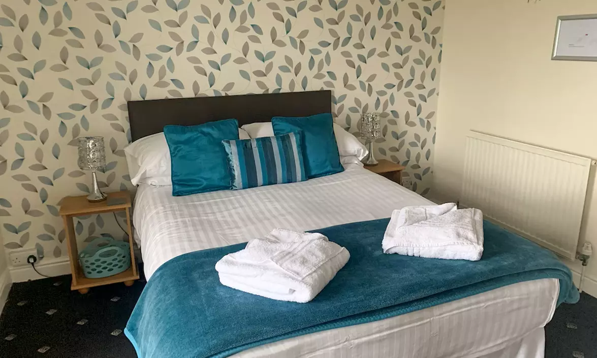 Isle of Anglesey: Double Room with Breakfast, Dinner & Welcome Drink