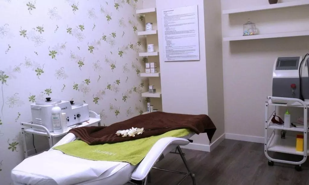 Limpieza facial con tratamiento y masaje facial en Astonish Sapphira