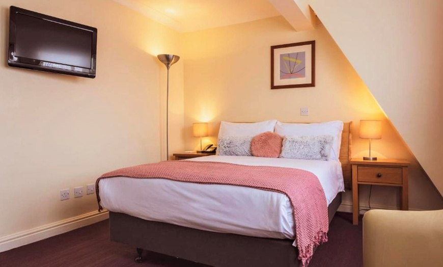 Image 3: Greater Manchester: Double Room 