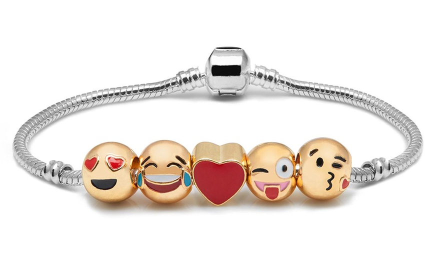 Image 3: Bracelet composé de breloques émojis