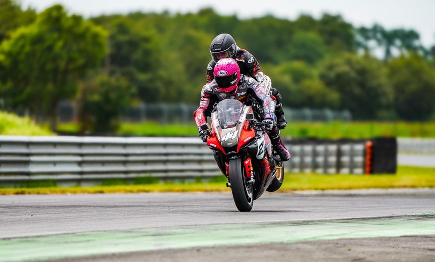 Image 5: Vitesse et sensations fortes garanties : baptême en moto de 3 tours