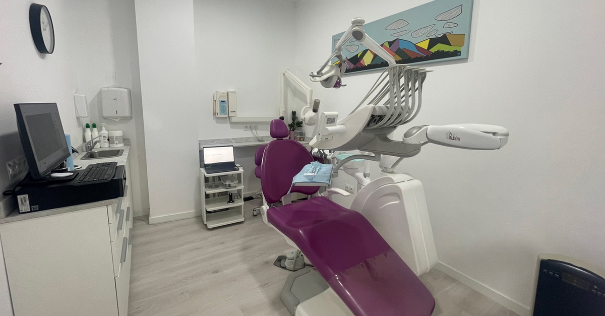 Limpieza dental y opción de blanqueamiento para una persona en Madrid
