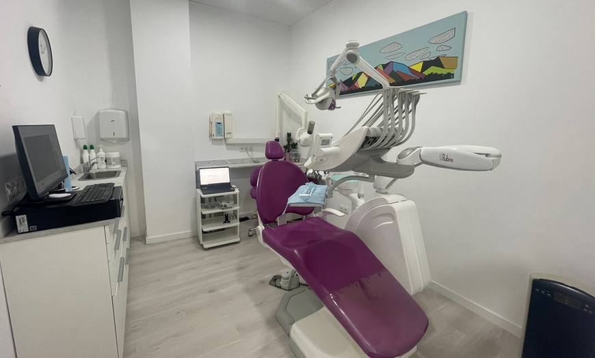 Image 1: Limpieza dental con revisión y opción a radiografía o blanqueamiento