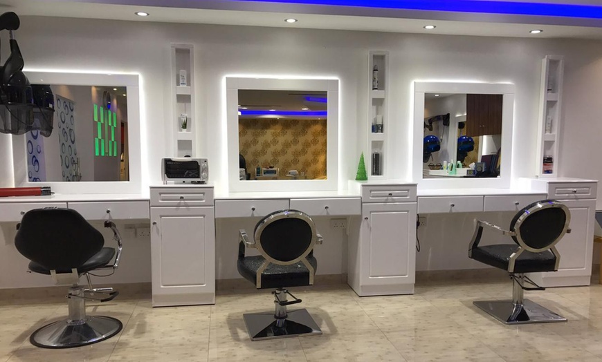 Image 2: Women's Hair Wash and Blow-Dry