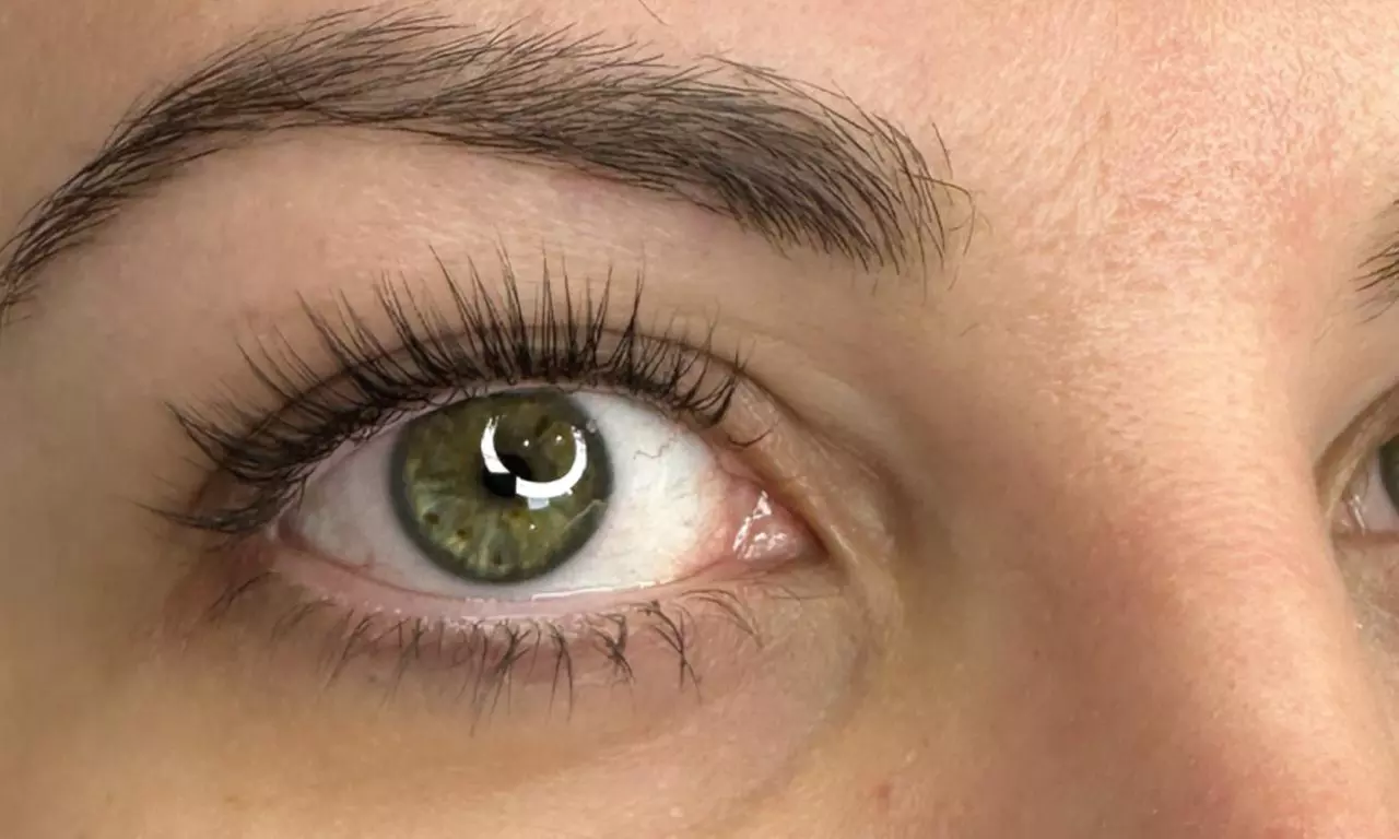 Realza tu mirada en plena Gran Vía con un lifting y tinte de pestañas con opción a diseño de cejas al 64% - Primary Image