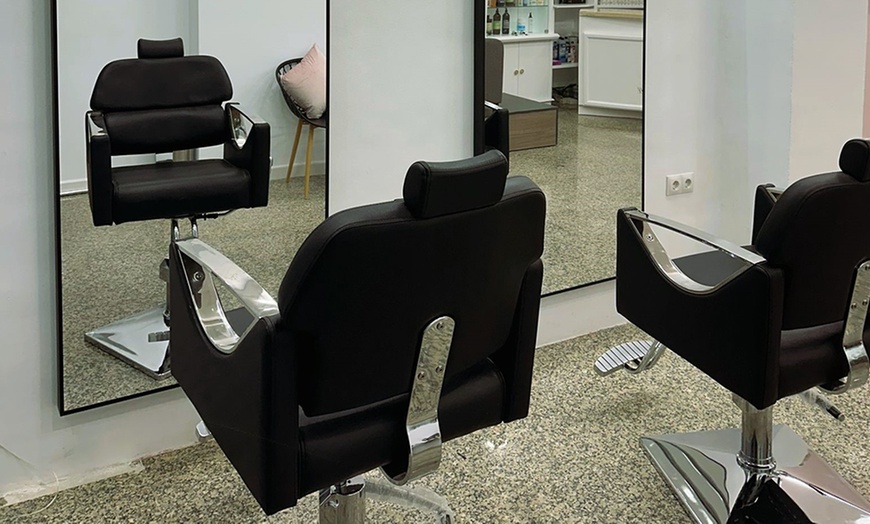 Image 4: 1 sesión de peluquería con lavado y corte con opción a tinte o mechas