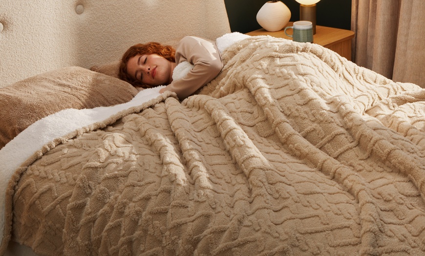 Image 2: Super-Sized Silentnight Snugsie Giant Family Sherpa Blanket