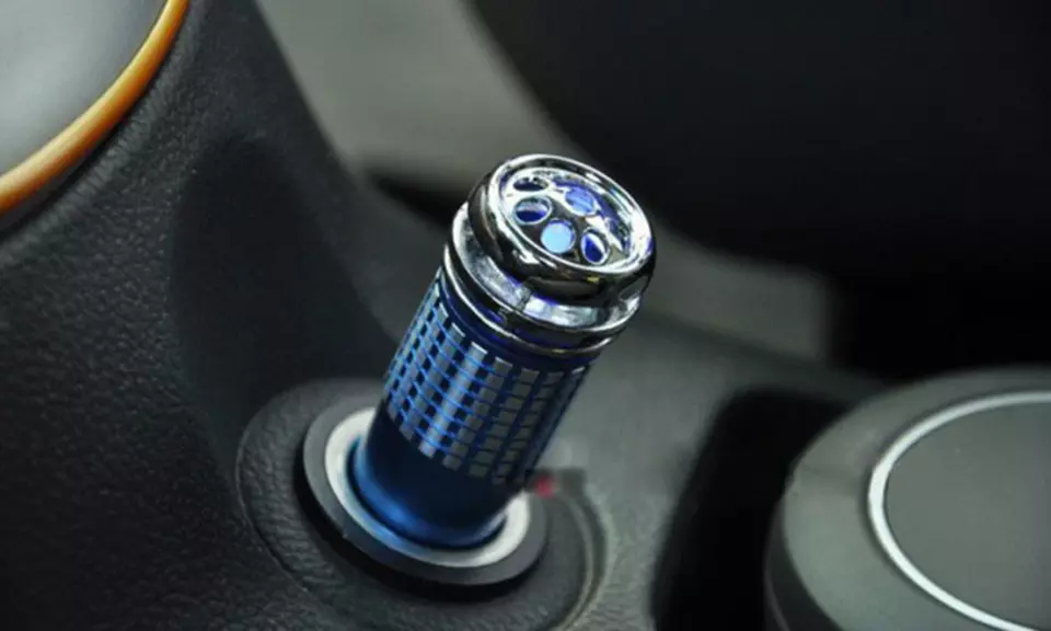 Lot de 3, 6 ou 12 mini purificateurs d'air désodorisants pour la voiture via allume-cigare - Primary Image