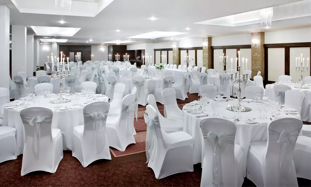 Wedding Package for 60 Guests or Venue Hire for 300 Guests at Clayton Crown Hotel - Image 6