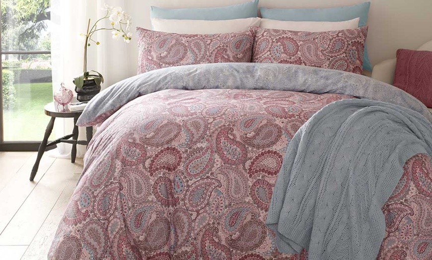 Image 5: Reversible Paisley Duvet Set