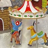 Image 4: Adorno navideño "Aldea de Navidad" con luces de colores y melodía
