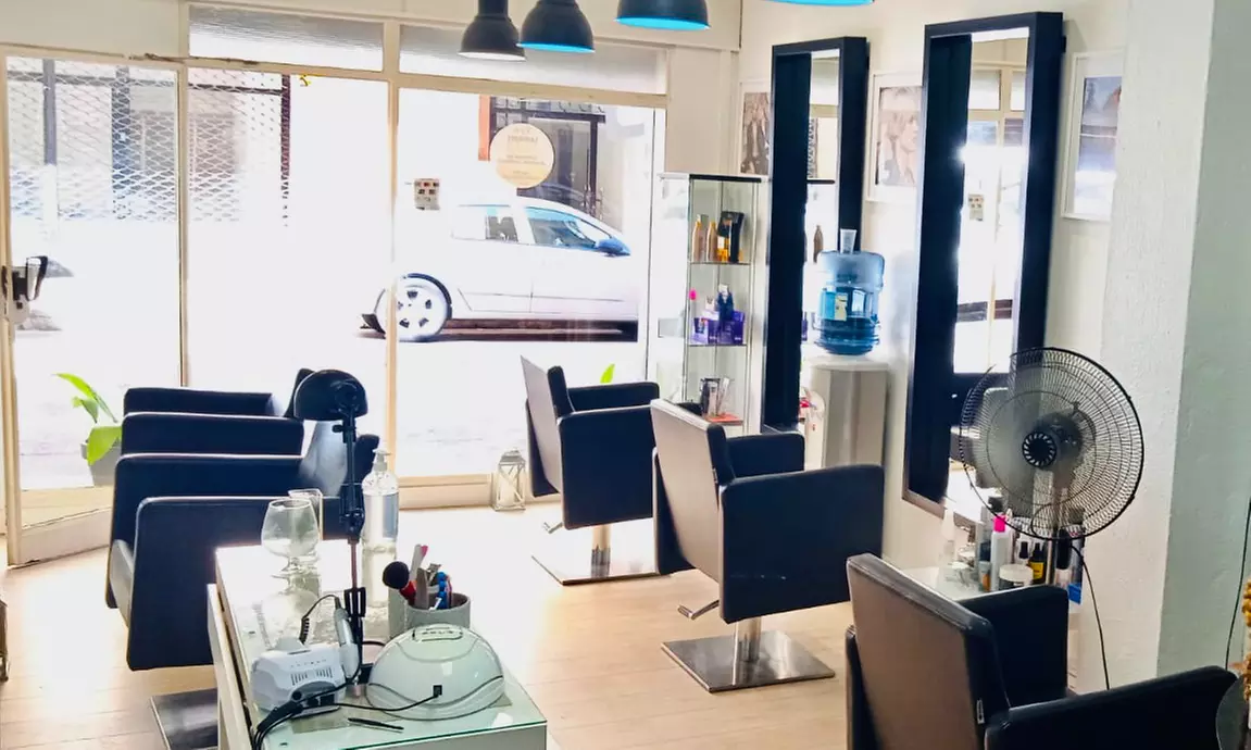 Sesión de peluquería con lavado, corte y secado con opción a color