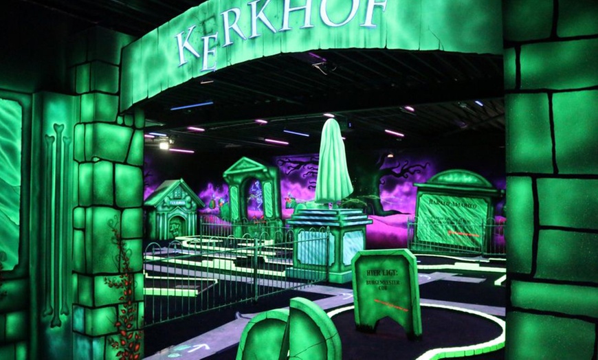 Image 1: Glow-in-the-dark minigolf