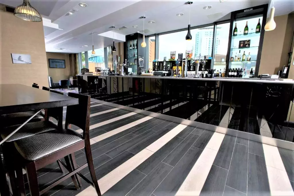 Cardiff: Deluxe or Executive Room with Breakfast up to 3