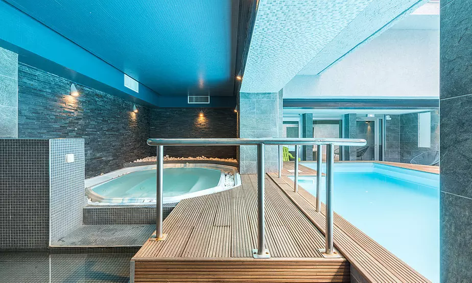 Saint-Raphaël : 1 ou 2 nuits avec accès spa, pdj, vin et foie gras en option pour 2 à L'Hôtel Brise de Mer 4* - Primary Image