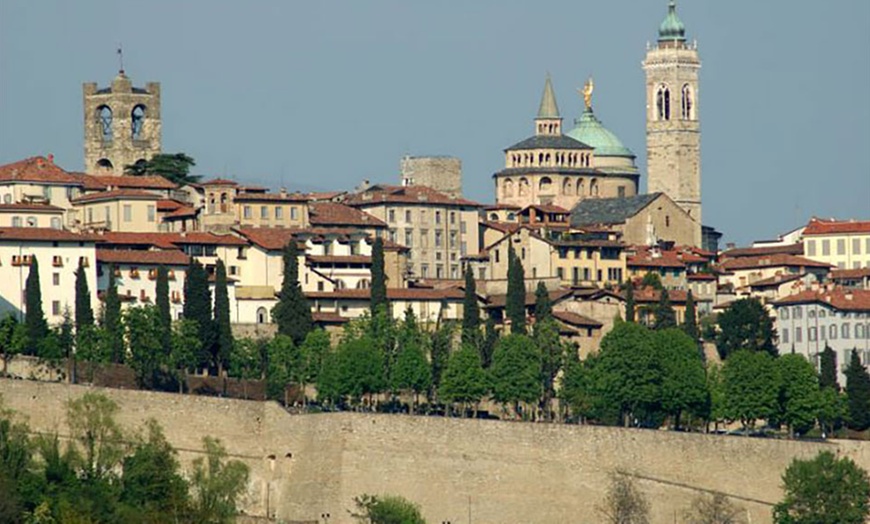 Image 9: Lanci in teleferica sulle mura di Bergamo Alta 