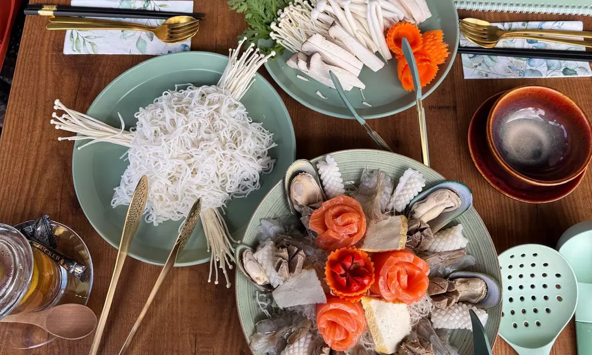 Entdecke die authentische asiatische Küche mit einem Hotpot für 2 oder 4 Personen (bis 19% sparen) - Primary Image