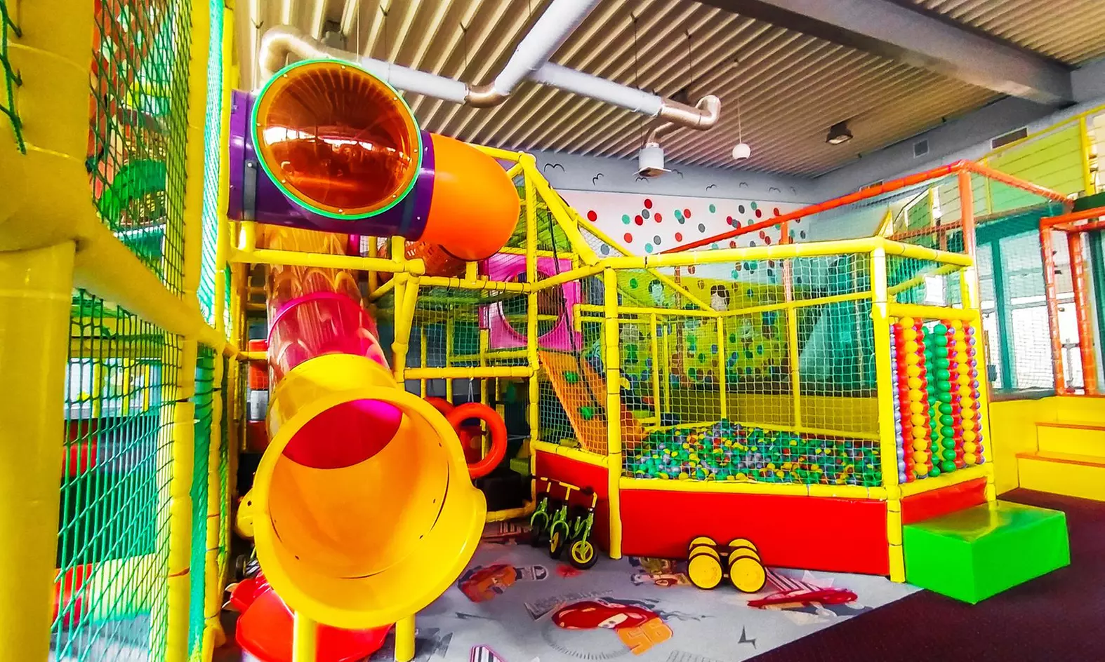 Bajkowy świat dziecięcej radości: wejście na salę zabaw Raj dla Dzieci