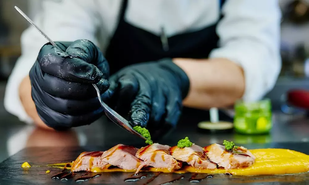 Saborea la tradición mediterránea: menú con botella de vino para 2 o 4
