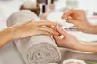 Manicura, pedicura o uñas de gel con esmaltado normal o semipermanente hasta un 63% de descuento - Second Medium